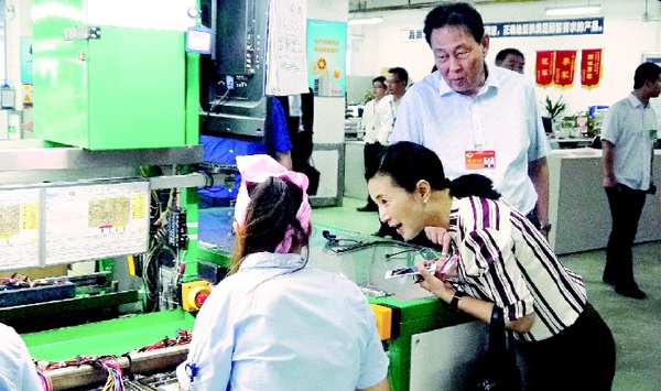 毛肯·赛衣提哈木扎委员与刘红宇委员在生产线上了解工人保障状况 毛肯·赛衣提哈木扎委员与刘红宇委员在生产线上了解工人保障状况