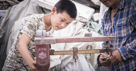 河南12岁男孩为救继母高温下拾荒:她是我娘