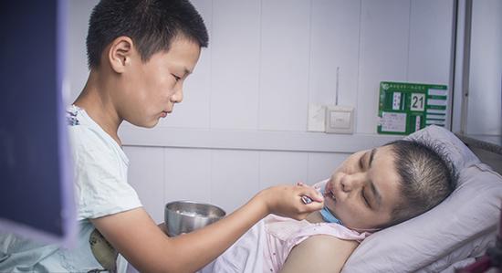 河南12岁男孩为救继母高温下拾荒:她是我娘