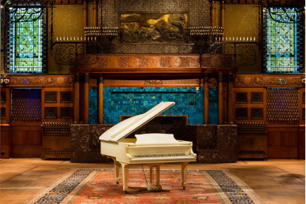 Work No。 569 from Martin Creed‘s summer installation THE BACK DOOR at Park Avenue Armory， June 9 - August 7， 2016。 （Photo： James Ewing）