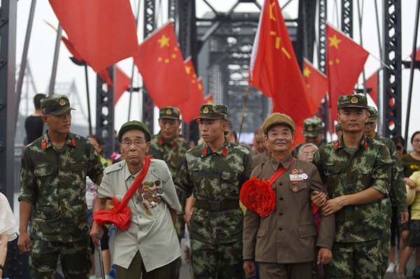 新华社照片，丹东（辽宁），2016年7月29日
    老战士相聚鸭绿江畔迎“八一”
    7月29日，志愿军老战士在丹东边防支队机动大队官兵的陪同下走上鸭绿江断桥。
    当日，30名志愿军老战士来到丹东鸭绿江断桥，与丹东边防支队机动大队的官兵共同开展主题为“不忘初心 携手同行”的迎“八一”活动?；疃欣险绞棵怯氡叻拦俦餐硌菸囊战谀?，并在边防官兵的陪同下走上鸭绿江断桥重温当年出征的情景。
    新华社记者 李晓果 摄