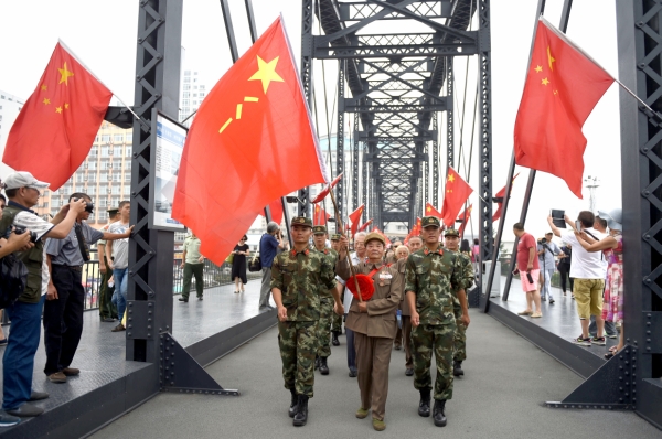 新华社照片，丹东（辽宁），2016年7月29日
    老战士相聚鸭绿江畔迎“八一”
    7月29日，志愿军老战士在丹东边防支队机动大队官兵的陪同下走上鸭绿江断桥。
    当日，30名志愿军老战士来到丹东鸭绿江断桥，与丹东边防支队机动大队的官兵共同开展主题为“不忘初心 携手同行”的迎“八一”活动?；疃欣险绞棵怯氡叻拦俦餐硌菸囊战谀?，并在边防官兵的陪同下走上鸭绿江断桥重温当年出征的情景。
    新华社记者 潘昱龙 摄