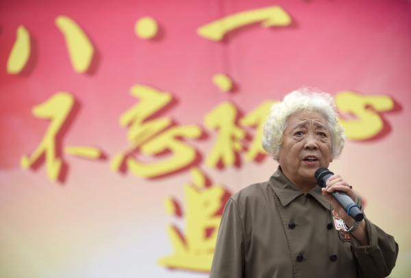 新华社照片，丹东（辽宁），2016年7月29日
    老战士相聚鸭绿江畔迎“八一”
    7月29日，志愿军老战士在活动中朗诵诗歌。
    当日，30名志愿军老战士来到丹东鸭绿江断桥，与丹东边防支队机动大队的官兵共同开展主题为“不忘初心 携手同行”的迎“八一”活动?；疃欣险绞棵怯氡叻拦俦餐硌菸囊战谀?，并在边防官兵的陪同下走上鸭绿江断桥重温当年出征的情景。
    新华社记者 潘昱龙 摄