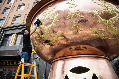 巨型火锅5.55米，需要踩着梯子擦拭。