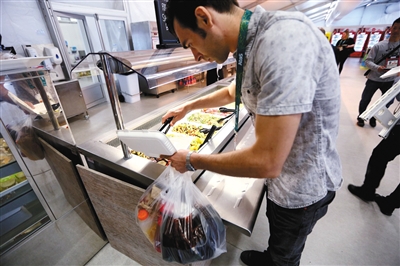 中国奥运代表队聘当地华人厨师做红烧肉炖鸡腿