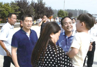 7月31日上午，被绑架的孩子回到亲人怀中。