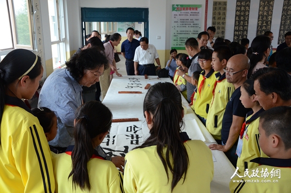 图片说明： 调研中委员们深入课堂教授书法艺术。