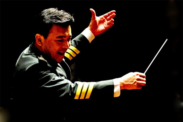 “跳动的指挥棒”———全情投入、激情飞扬的张海峰。