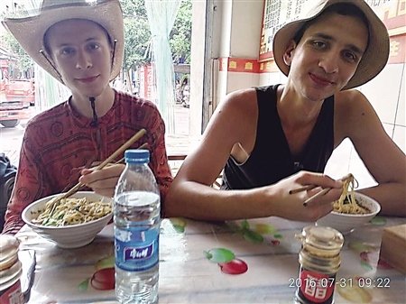 经过对护照核实，三人分别是：21岁的尼克塔，20岁的谢尔盖，21岁的雅娜。3人表示，他们7月16日入境，从新疆开始“穷游”中国之旅。31日凌晨他们本来搭乘了一辆“顺风车”，但因为要去的方向不同，就在高速公路上下了车，准备再拦另外一辆车继续旅行。