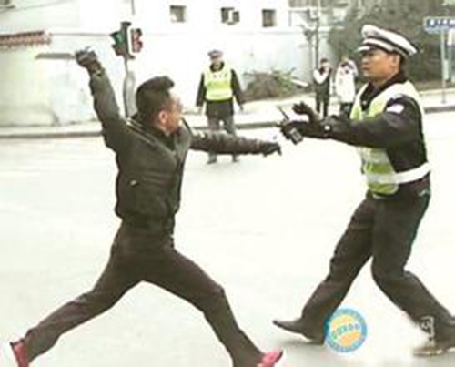 不满处理砍死民警 不满处理砍死民警