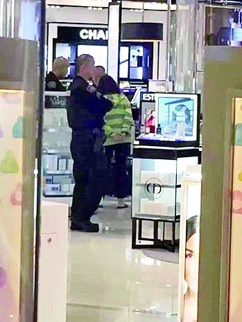 中国女游客洛杉矶机场掌掴店员 已获释回国