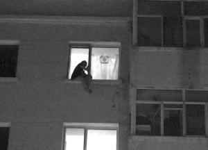 女子因失恋想跳楼 男友当场答应结婚才作罢