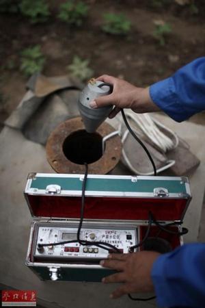 点击图片翻到下一页>> 中国北方城市现沉降 三层建筑逐渐沉入地面吓死宝宝了