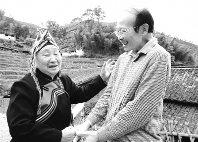 王淼(右)与非遗传承人在一起 王淼(右)与非遗传承人在一起