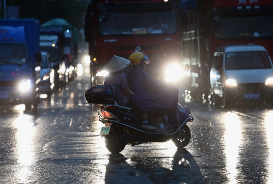 新华社照片，钦州（广西），2016年8月2日
    “妮妲”携风带雨进入广西
    8月2日，钦州市民在风雨中骑行。
    当日下午，台风“妮妲”进入广西，部分地区出现明显风雨天气，广西气象台发布台风黄色预警和暴雨橙色预警。
    新华社记者 黄孝邦 摄
