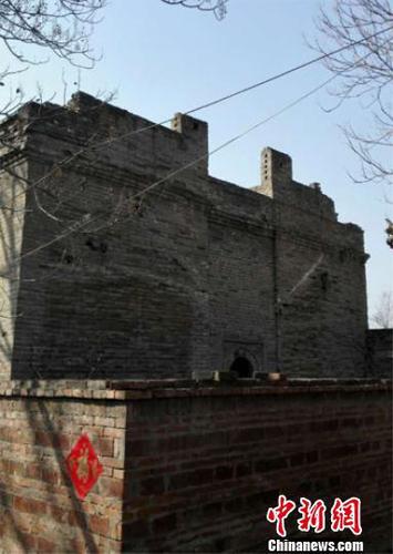 一处老屋的正面宛若一个堡垒，有天然的防盗防匪功能。　彭保红供图 摄