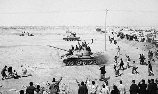 　　　“很多场景是我再也不想经历的”。2011年，尼科尔·唐捕捉到这样一个画面：在艾季达比耶市外，利比亚人正奔赴战场，对抗卡扎菲的支持者