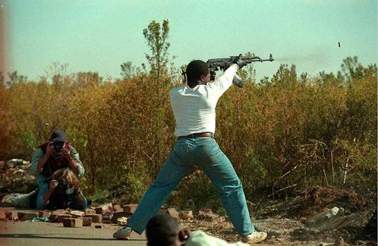 “藏身相机之后并不意味着你就置身事外了”，希尔瓦在南非说。摄影师：乔奥·希尔瓦