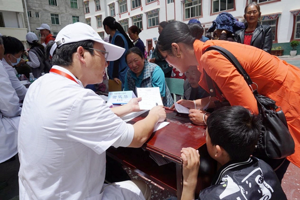 来自梅州市梅县区中医医院谢讯华教授为藏族同胞认真诊治疾病 来自梅州市梅县区中医医院谢讯华教授为藏族同胞认真诊治疾病