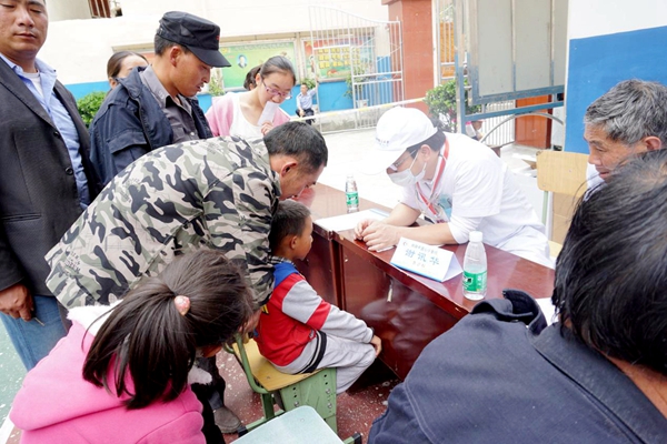 谢讯华教授为藏族儿童诊治 谢讯华教授为藏族儿童诊治