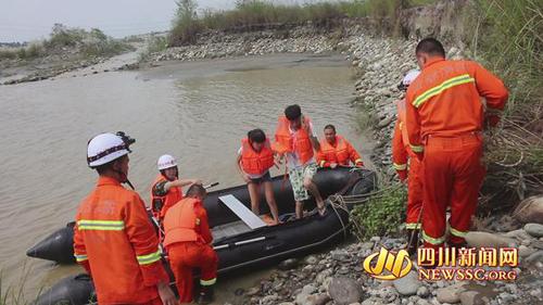 恋人玩浪漫约会河边赏景 遇上游放水险被冲走