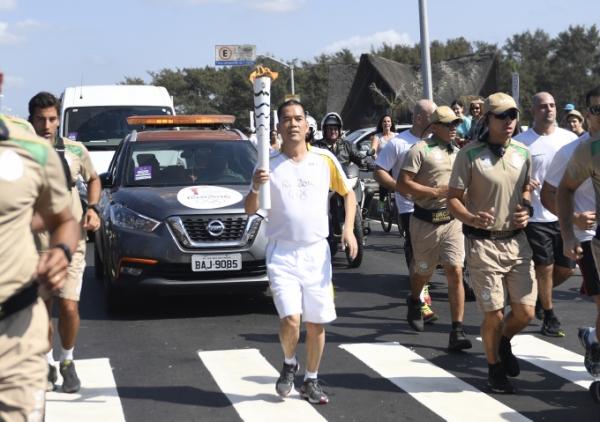 新华社照片，里约热内卢，2016年8月4日
    （里约奥运会）（1）奥运火炬继续在里约热内卢传递
    8月4日，83号火炬手361°总裁丁伍号在火炬传递中。
    当日，里约奥运会奥运火炬继续在里约热内卢传递。
    新华社记者武巍摄