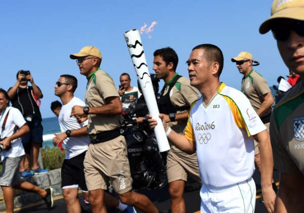 新华社照片，里约热内卢，2016年8月4日
    （里约奥运会）（2）奥运火炬继续在里约热内卢传递
     8月4日，83号火炬手361°总裁丁伍号在火炬传递中。
    当日，里约奥运会奥运火炬继续在里约热内卢传递。
    新华社记者程敏摄