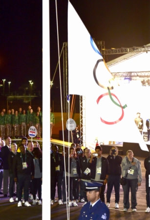 新华社照片，里约热内卢，2016年8月3日 
   （里约奥运会）（1）难民奥林匹克代表团举行升旗仪式
    8月3日，难民奥林匹克代表团成员参加升旗仪式。
    当日，奥运会历史上首次组建的难民奥林匹克代表团在里约奥运村举行升旗仪式。 
    新华社记者沈伯韩摄