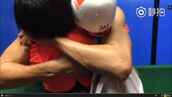 赛后拥抱女记者大哭