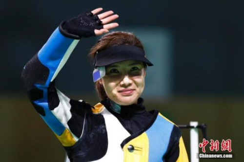 杜丽获得银牌后向观众致意。 <a target='_blank' href='http://www.chinanews.com/' >中新网</a>记者 富田 摄 点击进入下一页