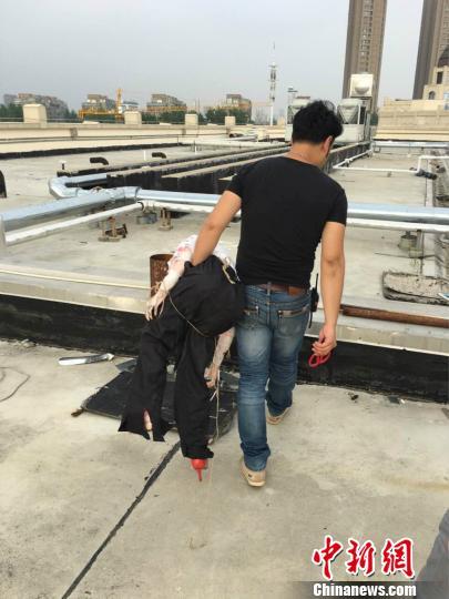 商家现自行对楼顶进行清理，移除了令人“恐怖”的长发人体模型。　秦峥 摄