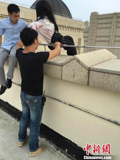 图为工作人员拆除披头散发的人体模型?！∏蒯?摄