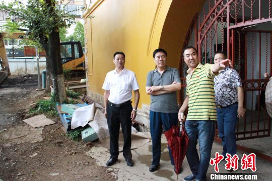 图为朱和平在了解讲武堂的保护和发展 任传振 摄