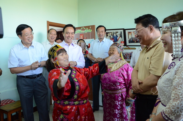 鄂伦春族妇女向政协委员们展示民族舞蹈 鄂伦春族妇女向政协委员们展示民族舞蹈