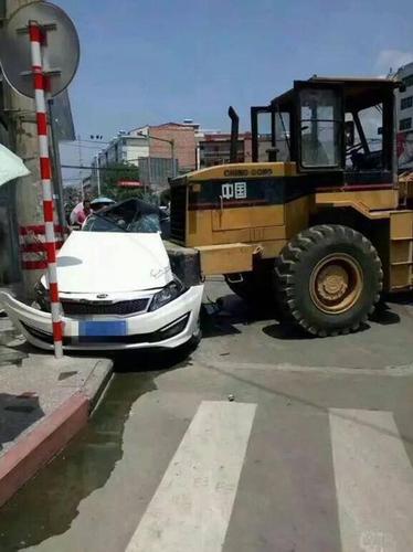 陕西一司机开铲车撞轿车致一人死亡 因经济纠纷