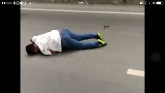 男子马路上骑摩托玩杂耍炫技 不慎摔落致死