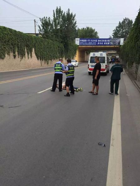 男子马路上骑摩托玩杂耍炫技 不慎摔落致死