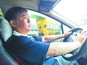 从钢铁工人转型成网约车司机的张师傅。