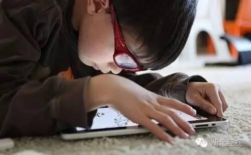6岁男孩玩手机2小时脖子变歪 系错误姿势致损伤