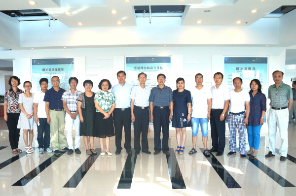 与杭州旅游局代表合影留念 与杭州旅游局代表合影留念