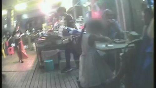 厦门父母强迫幼儿卖花到凌晨5点 卖不完掐揍