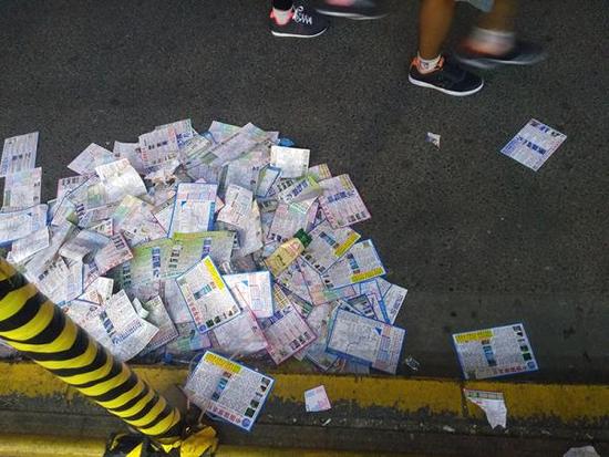 上海南京路小广告难禁:人日均万张 对讲机躲城管