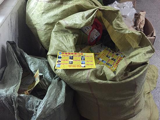 上海南京路小广告难禁:人日均万张 对讲机躲城管