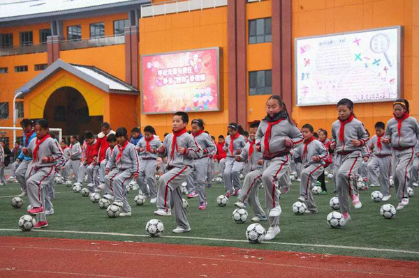 足球教育，成为学校的一张亮丽名片。