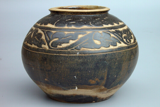 金代黑釉剔花缠枝纹罐，山西省怀仁县文管所藏