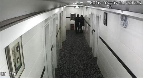 女子酒后与警察开房坠楼受伤 警察:不予立案