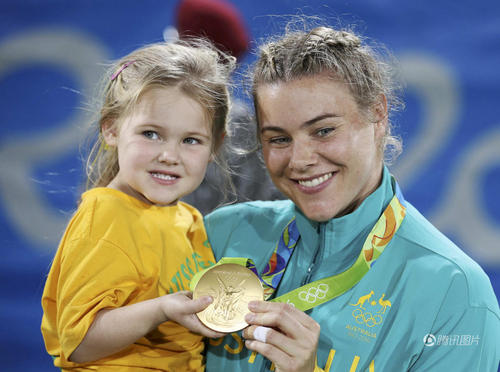 8月8日，里约奥运会女子7人制橄榄球决赛，澳大利亚队以2417击败新西兰队，赢得奥运历史上首枚女子橄榄球金牌。颁奖仪式上，澳大利亚队员妮科尔-贝克与3岁女儿索菲一同分享冠军的喜悦。