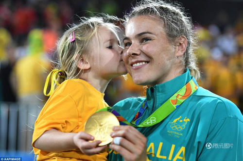 女儿也在妈妈脸上“?！绷艘幌?，场面非常温馨。