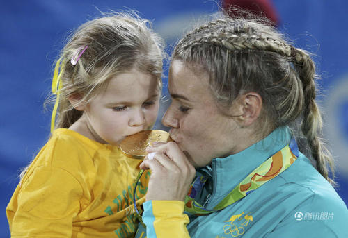 母女俩不约而同地咬了下金牌，是金哒。