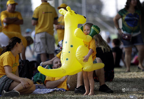 3岁的索菲怀抱澳大利队吉祥物充气袋鼠为妈妈加油。